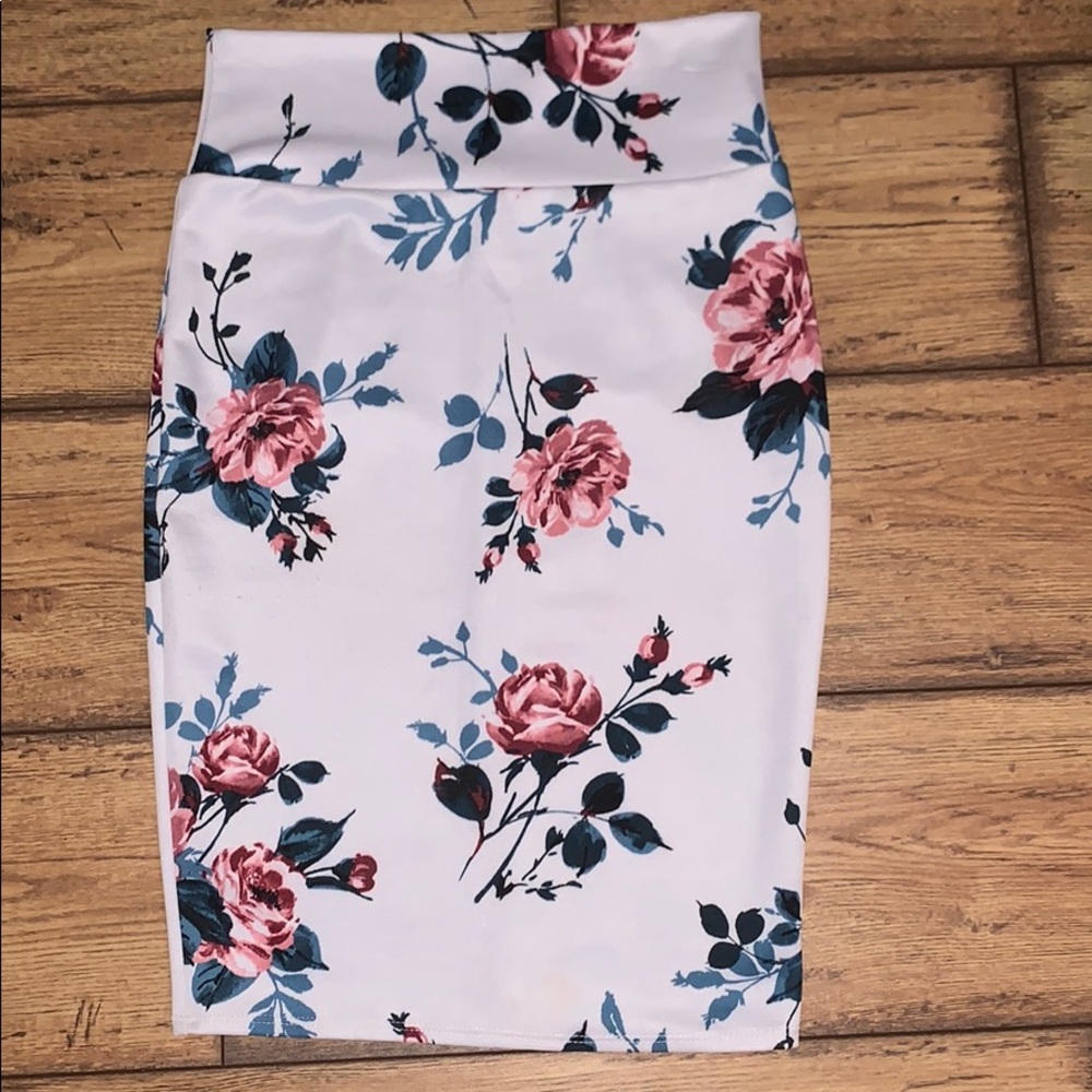 Floral pencil skirt *Fits more like a Medium
